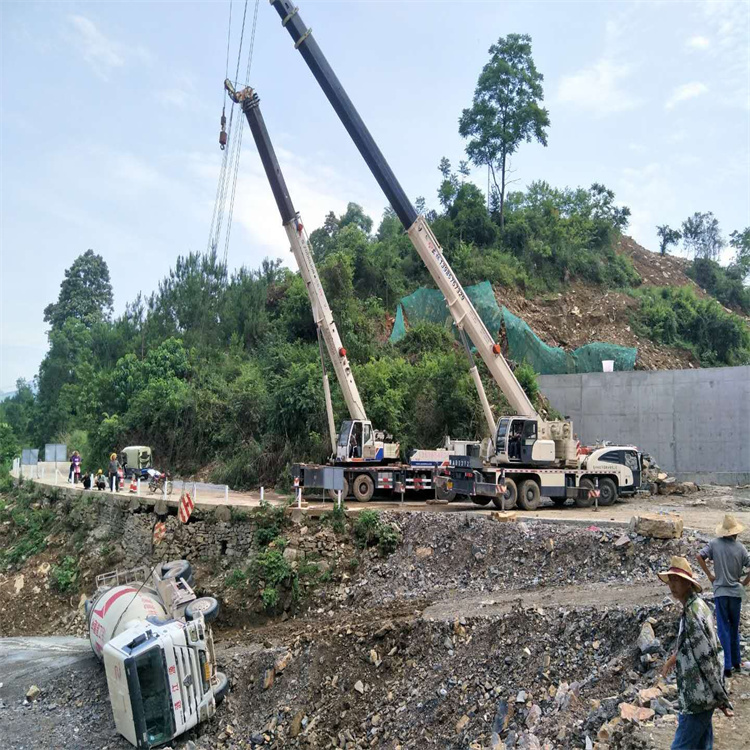 理县汽车掉沟里叫吊车救援要多少钱